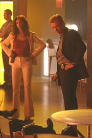 Zwei Nachtclub-Besitzer werden von einem Maskierten erschossen, während der dritte Inhaber, Ricky Murdoch, mit schweren Schussverletzungen überlebt. Lt. Horatio Caine (David Caruso, r.) und Detective Yelina Salas (Sofia Milos, l.) übernehmen den Fall.