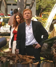 Detective Yelina Salas (Sofia Milos, l.) und Horatio (David Caruso, r.) treffen am Tatort ein, wo sich ihnen ein Bild der Verwüstung bietet.