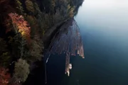 Die Flösser vom Aegerisee. Einhundertzehn Meter lang und etwa dreißig Meter breit wird das Floß am Ende sein.
