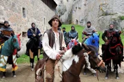 Johannes (Laurence Rupp) muss sich der besten Ritter des Landes erwehren.