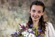 Die Prinzessin (Paula Schramm) mag nicht nur Blumen, sondern auch den Gärtnerburschen.