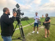 Biogärtner Karl Ploberger mit seinem Kamerateam auf Entdeckungsreise in Friesland.