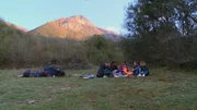 Der erste Abend in der Wildnis: Die drei Mädchen und Jungs lassen den Tag am Lagerfeuer mit Musik von Sofies Ukulele ausklingen.