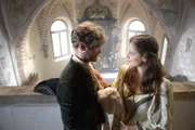 Konrad (Peter Foyse) und Maleen (Cleo von Adelsheim) unterhalten sich in der Burgkapelle über ihre Hochzeitspläne.