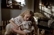 Helene (Caroline Hellwig) kümmert sich während ihrer Zeit bei Schäfer Hans liebevoll um Lämmchen Wilhelmine.