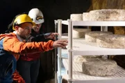 Making-Of vom Kamerateam mit herangereiftem Ziegenkäse im Bergwerksstollen