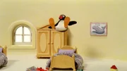 Pingu springt auf dem Bett.