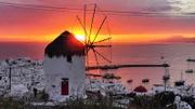 Berühmt für seine Windmühlen und für seine Sonnenuntergänge: Mykonos ist eine der beliebtesten Inseln der gesamten Kykladen.