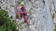 Achtsam Klettern: Lena (37) ist zum ersten Mal in der Steilwand und sich der Gefahr dieser Sportart durchaus bewusst.