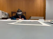 Karine Bovagnet bei der Restaurierung eines Bildes während ServusTVs "TM Wissen" im Albertina, Wien, Österreich am 10.12.2024.