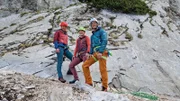 Wollen hoch hinaus: Julia (l.) und Lena (M.) haben sich für ihre ersten Anstieg in der Steilwand Unterstützung bei Kletterprofi Alex Blaschek (r.) gesucht.