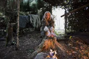 Es ist hart für Constanze (Sinja Dieks), stumm und alleine im Wald zu leben.