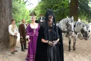 Von links: Verwaltersohn Peter (Lucas Reiber), Verwalter Lothar (Thorsten Nindel), Zofe Uta (Paula Paul), der Kutscher und Walpurga von Schwarztal (Mariella Ahrens).