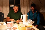 Josef Obermaier mit Helfern für den Almabtrieb beim Frühstück