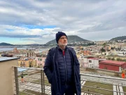 Harald Lesch besucht die Stadt Puzzuoli bei Neapel in Italien. Die Stadt ist direkt auf den Phlegräischen Feldern, einem unterirdischen Vulkangebiet, gebaut. Die Menschen leben also praktisch auf einem Pulverfass.