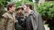 Prinz Falk (Gil Ofarim, r) verbietet Prinz Lennard (Gustav Schmidt, l) unter den Augen von Jäger Baldur (Luca Zamperoni) das Wasser des Lebens zu suchen.