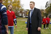 Mann (Jason Schuchman, 2.v.l.), Donald Ressler (Diego Klattenhoff)