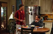 Als Bill ein Verhältnis mit Evelyn anfängt, droht Charlie (Charlie Sheen, l.) und Alan (Jon Cryer, r.) die Sache über den Kopf zu wachsen ...