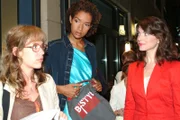 Durch einen glücklichen Zufall erreicht Lisa (Alexandra Neldel, l.) ihr - und Mariellas (Bianca Hein, r.) - Ziel: Xenia (Carol Campell, M.) hält im richtigen Moment die "B.STYLE"-Tasche in der Händen.