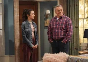 Kate Burns (Garce Kaufman, l.); Adam Burns (Matt LeBlanc, r.)