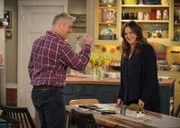 Adam Burns (Matt LeBlanc, l.); Andi Burns (Liza Snyder, r.)