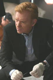 Lt. Horatio Caine (David Caruso) und seinem Team mal wieder Rätsel auf ...