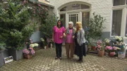 Kathrin (l.) bittet Julia (r.) um Hilfe, denn sie fragt sich, wie es ihren Geschwistern ergangen ist, seit sie Mitter der 70er Jahre der Mutter (M.) weggenommen und in Adoptivfamilien gegeben wurden. Doch kann Julia helfen?