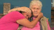 Kathrin (l.) bittet Julia um Hilfe, denn sie fragt sich, wie es ihren Geschwistern ergangen ist, seit sie Mitter der 70er Jahre der Mutter (r.) weggenommen und in Adoptivfamilien gegeben wurden. Doch kann Julia helfen?