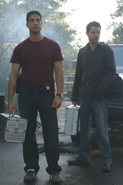 Eric Delko (Adam Rodriguez, l.) und Tim Speedle (Rory Cochrane, r.) treffen am Tatort ein und sind über das Ausmaß des Sturmes schockiert.