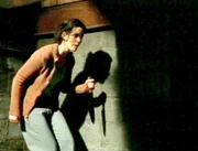 Die Betonmischger&auml;usche kommen aus dem Keller. Mutig steigt die Studentin Ally (Christine Chatelain) die Stufen hinunter...