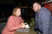 Erik (Patrick Heinrich) erklärt Toni (Olivia Marei), dass er sich nicht für Julians und Nihats Geschäfte einspannen lässt.