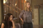 Clarice (Jamie Chung, l.); Kate (Amy Acker, r.)