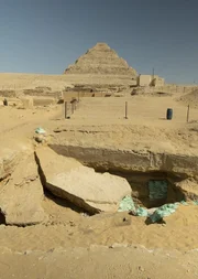 Saqqara, Ägypten - Archäologische Ausgrabungen in dem geheimnisvollen Graben, der die Stufenpyramide von Djoser in Saqqara umgibt.