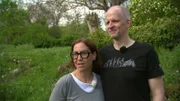 Verwilderte Beete, eine bröckelnde Steineinfassung und fehlende Struktur: Der Garten von Familie Lehmann braucht dringend eine Generalüberholung. Die Gartenprofis Nicole Johag und Frank Riese stellen sich der Herausforderung. Im Bild: Frau und Herr Lehmann