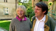 Ein waschechter britischer Lord und seine Gattin erwerben ein Schnäppchenschloss im Osten Deutschlands und erleben damit ihr blaues Wunder...