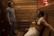 Jimmy (Scott MacArthur, l.) muss Kai (Andy Favreau, r.) eine nicht erfreuliche Mitteilung machen. Denn obwohl die beiden sich sehr ähnlich sind, hat auch diese Freundschaft ihren Preis ...