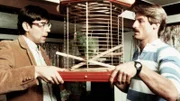 Die Detektive Murray (Thom Bray, li.) und Cody (Perry King) sollen den Papagei eines Klienten betreuen, der angeblich vom CIA verfolgt wird.