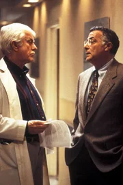Dr. Mark Sloan (Dick Van Dyke, l.); Dr. Ed Quiller (Richard Romanus, r.)