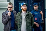 v.li.: Max Herzog (Martin Gruber), Richard Odner (Florian Sebastian Fitz), Polizist (Komparse).