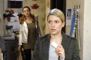 Katja (Karolina Lodyga, l.) beobachtet, wie Anna (Jeanette Biedermann, r.) zu den Tabletten greift.