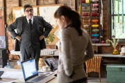 Armand Gamache (Alfred Molina, l.); Yvette Nichol (Sarah Booth, r.)
