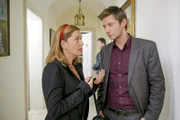 Seine Ermittlungen führt Kommissar Hansen (Igor Jeftic, r.) in die Musikakademie, wo Marie (Karin Thaler, l.) eine Leiche entdeckt hat.