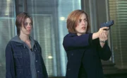 Pam (Carrie Hamilton, l.); Dana Scully (Gillian Anderson, r.)
