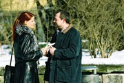 Leo und Nina beobachten, wie Marlene Endrass (Susann Uplegger, l.) dem Eiswart Xaver Fichtel (Maximilian Krückl, r.) einen Umschlag übergibt.