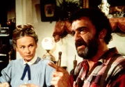 Mr. Edwards (Victor French, r.) schmiedet erstmals nach langer Krankheit Pläne für die Jagd.