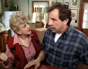 Jessica Fletcher (Angela Lansbury) ist wütend auf den Handwerker Charles Weatherly (Richard Gilliland), der es nicht schafft, ihre Küche fertig einzurichten.