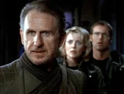 Alar (Rene Auerjonois,li.) vom Planeten Euronda ruft das SG-1 Team um Hilfe gegen aggressive feindliche Angreifer, die seinen Planeten attackieren. (Bild hinten: Amanda Tapping, Micheal Shanks)