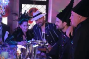 Paco (Milos Vukovic, 2.v.r.) befürchtet, dass seine Freunde dieses Jahr keine große Lust auf Karneval haben. Links Sina (Valea Scalabrino) und Bambi (Ben Heinrich), rechts Roger (Ramon Ademes)