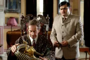 Im Bild: Morgan Sinclair (Jonathan Hyde, l.) und Prakesh (Rajesh Balwani, r.).