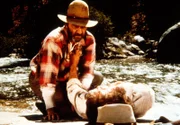 Mr. Edwards (Victor French, l.) soll für Charles (Michael Landon, r.) einen Arzt holen.